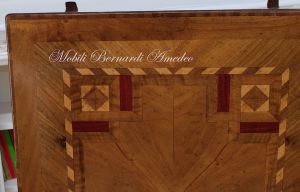 Tavolino da divano in stile classico intarsiato in legno di noce